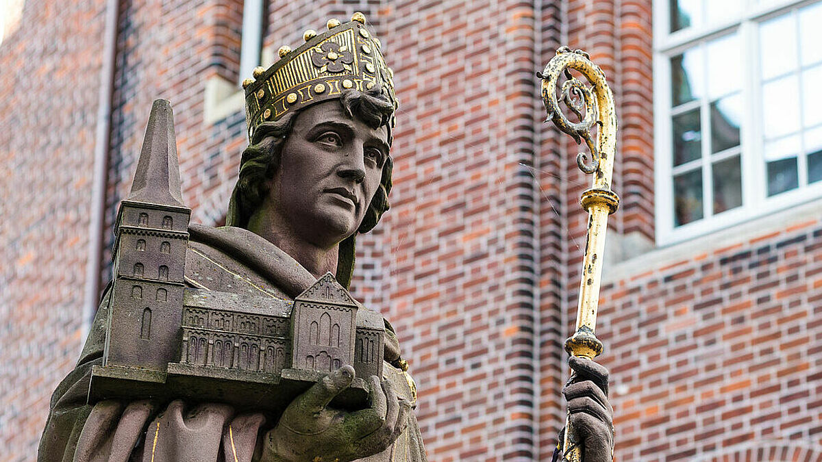 Statue von St. Ansgar auf der Trostbrücke in Hamburg. In der Hansestadt errichtete er eine erste hölzerne Kirche.