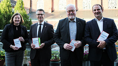 Bei der Buchpräsentation von "Wie viel Glaube braucht das Land": Beate Bäumer (v.l.), Utz Schliesky, Peter Harry Carstensen und Frank Zabel.