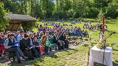 Mehr als 200 Menschen feiern im Müritz-Nationalpark Gottesdienst.