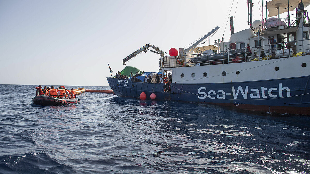 Das private Rettungsschiff "Sea-Watch-2" bei seinem Einsatz zur Rettung von Flüchtlingen vor der libyschen Küste im Mittelmeer (Archiv 2016) 