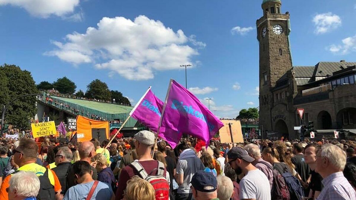 Mehr als 10.000 Menschen kamen - so auch die Diakonie Hamburg bei der #Seebrücke