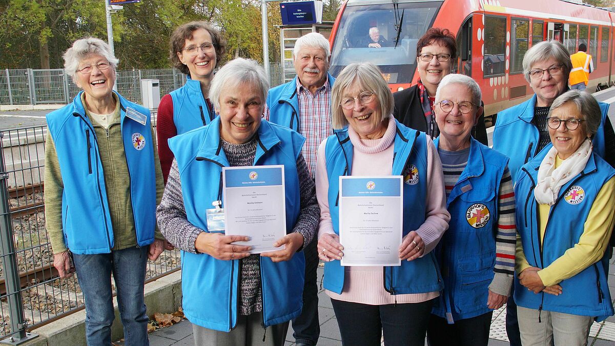 Das Team der Bahnhofsmission Eckernförde freut sich sichtlich über die Auszeichnung von Monika Erdmann und Marita Zachow (vorne von links). Mit dabei sind (von links): Hannelore Schmidt, Ulrike Behnsen, Horst Zachow, Diana Marschke, Margrit Olk, Sieglinde Baumgart-Dobrinski und Dorothea Nötzel.