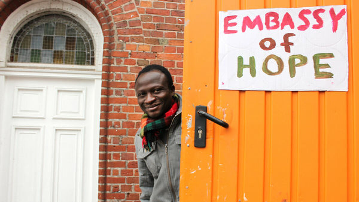 "Manifest für Lampedusa" fordert Zukunft der Flüchtlingsgruppe in Hamburg. (Bild: Ausgebauter Bauwagen für Flüchtlinge im Kirchgarten von St. Pauli.)