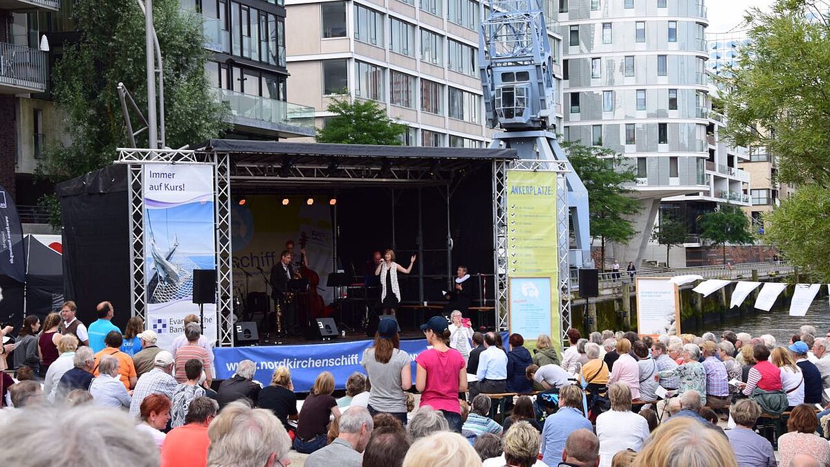 Zum Abschlussgottesdienst am Nordkirchenschiff sind mehrere hundert Besucher zu den Magellan-Terrassen gekommen. 