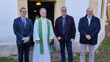 Bischof Jeremias mit Vertretern der Landwirtschaft in Ferdinandshof. 