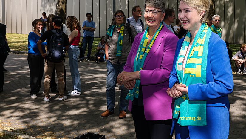 Kristina Kühnbaum-Schmidt und Manuela Schwesig bei einem Auftritt der Bläser. 