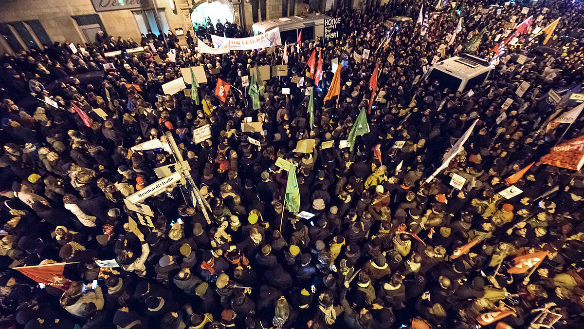 Gegen die Wahl von Thomas Kemmerich (FDP) zum neuen Ministerpräsidenten von Thüringen durch die Stimmen der AfD (Alternative für Deutschland) protestieren Menschen in Berlin.