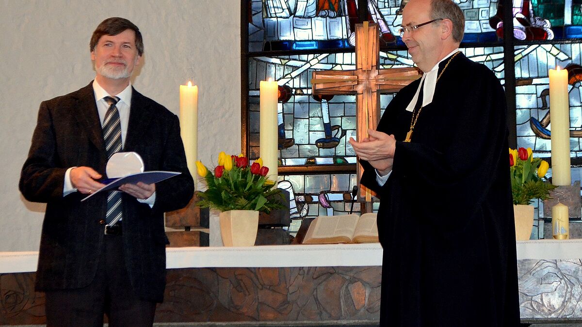 Bugenhagenmedaille für Wolfgang Turkat, Elmshorn, Kirchenkreis Rantzau-Münsterdorf, verliehen durch Bischof Gothart Magaard