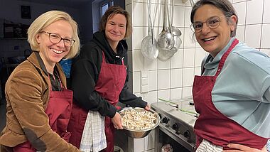 Frei Frauen mit Schürzen und einer Schüssel Champignons beim Kochen