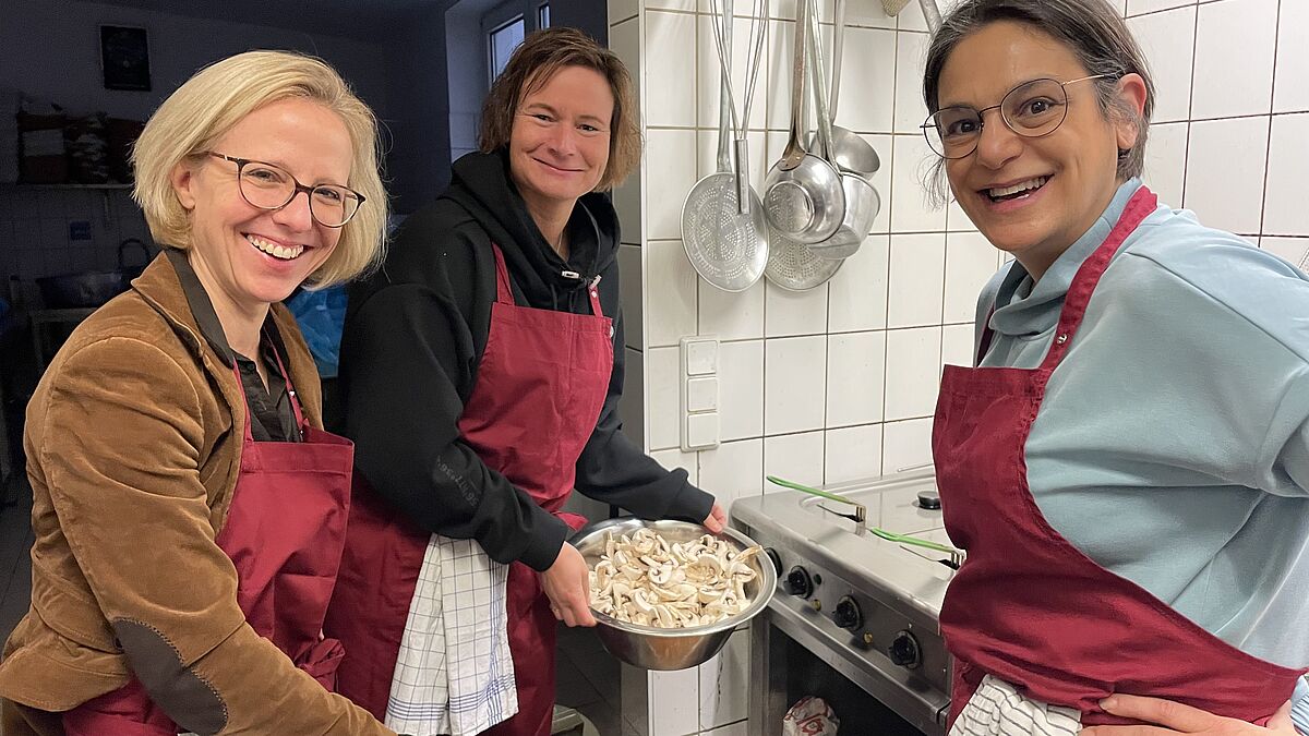 "Wo immer Menschen sich entscheiden, den Nächsten aus ihrem Umfeld Türen zu öffnen, wird die Not etwas kleiner," sagt Bischöfin Nora Steen und engagiert sich mit Gesa Kitschke und Serpil Midyatli bei einem Weihnachtsessen der Kieler Anker GmbH.