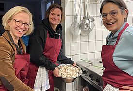 Frei Frauen mit Schürzen und einer Schüssel Champignons beim Kochen