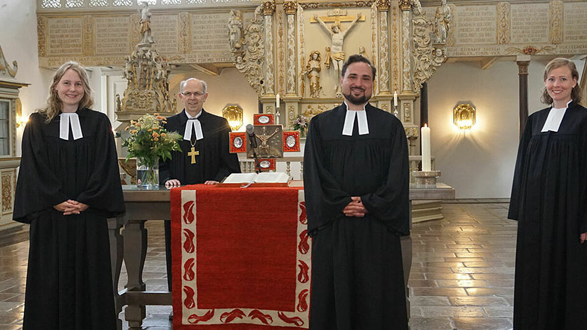 Pastorin Nathalia Hanke (v.l.), Pastor Christian Müller-Tiedemann und Pastorin Karolin Rahe-Dechant wurden am 21. Juni von Bischof Gothart Magaard (im Hintergrund) in der Christuskirche Rendsburg ordiniert
