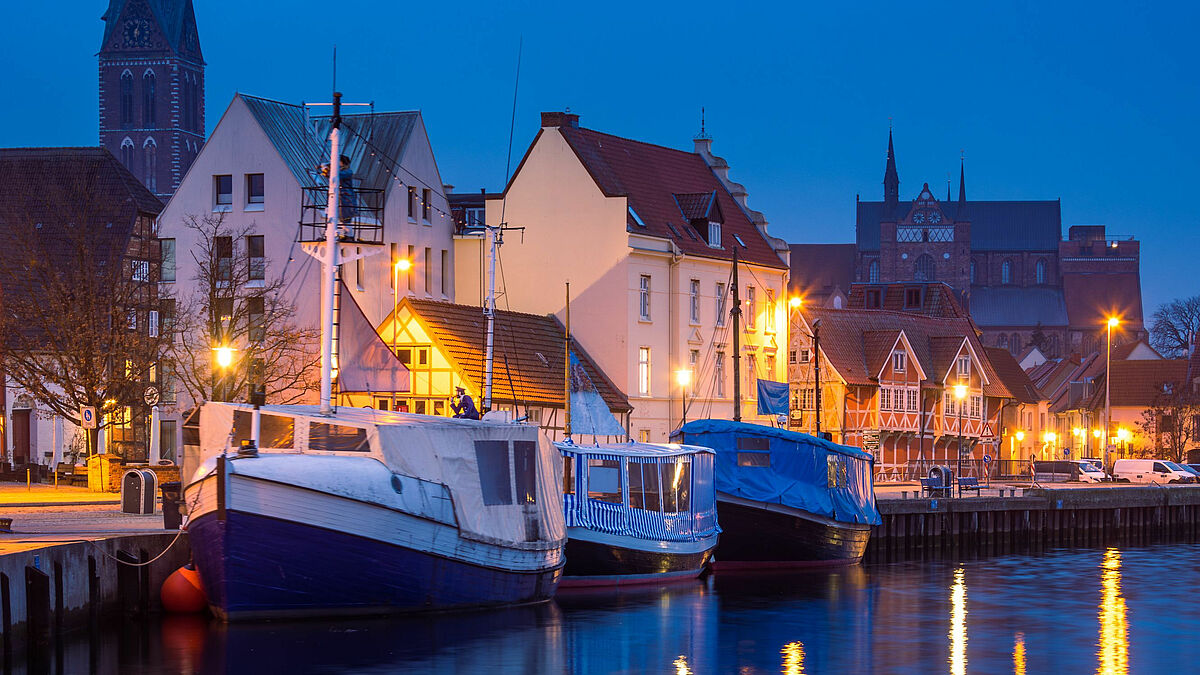 Stimmungsvoll wird es am 3. Advent im Alten Hafen Wismar: Die Seeleute feiern ein besonderes Erntedankfest mit Lichterfahrt. 