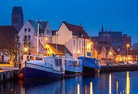 Alter Hafen von Wismar im Dämmerlicht 