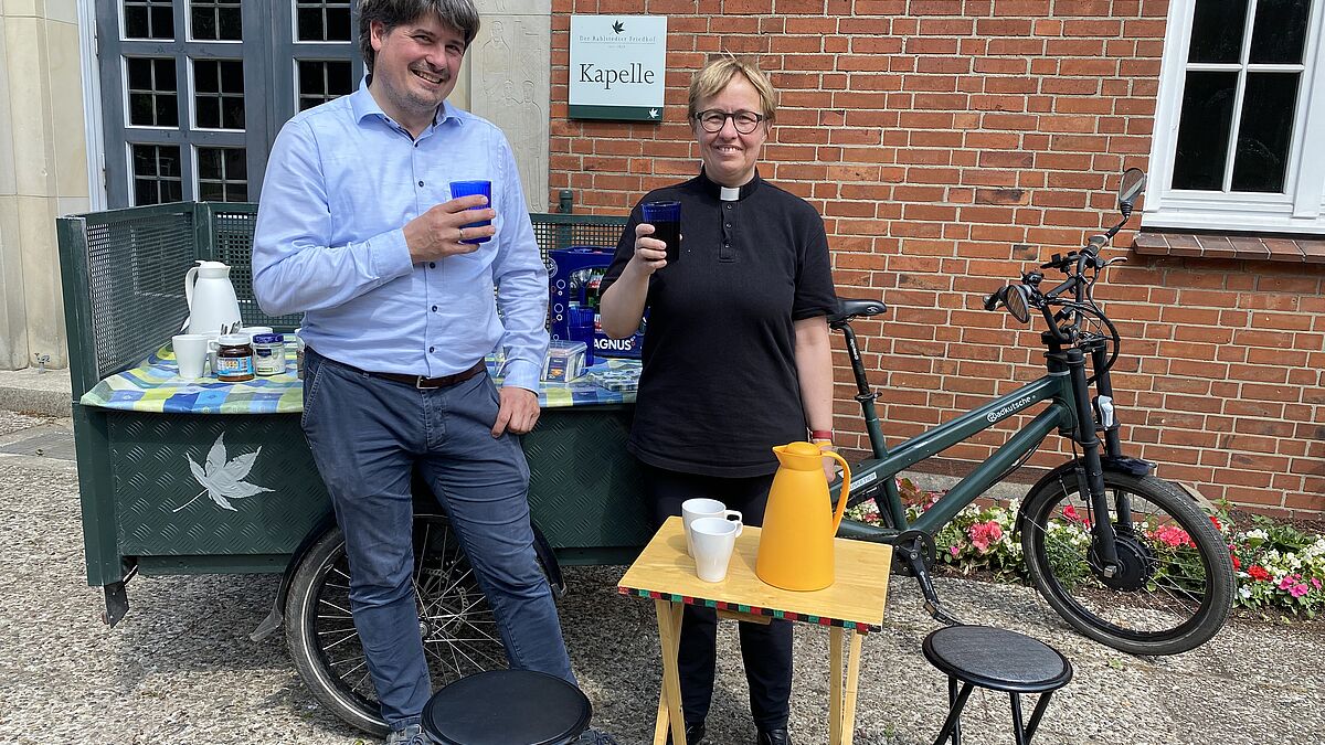 Friedhofsverwalter Matthias Habel und Pastorin Beate Reinhard sind regelmäßig mit dem Kaffee-Fahrrad unterwegs.