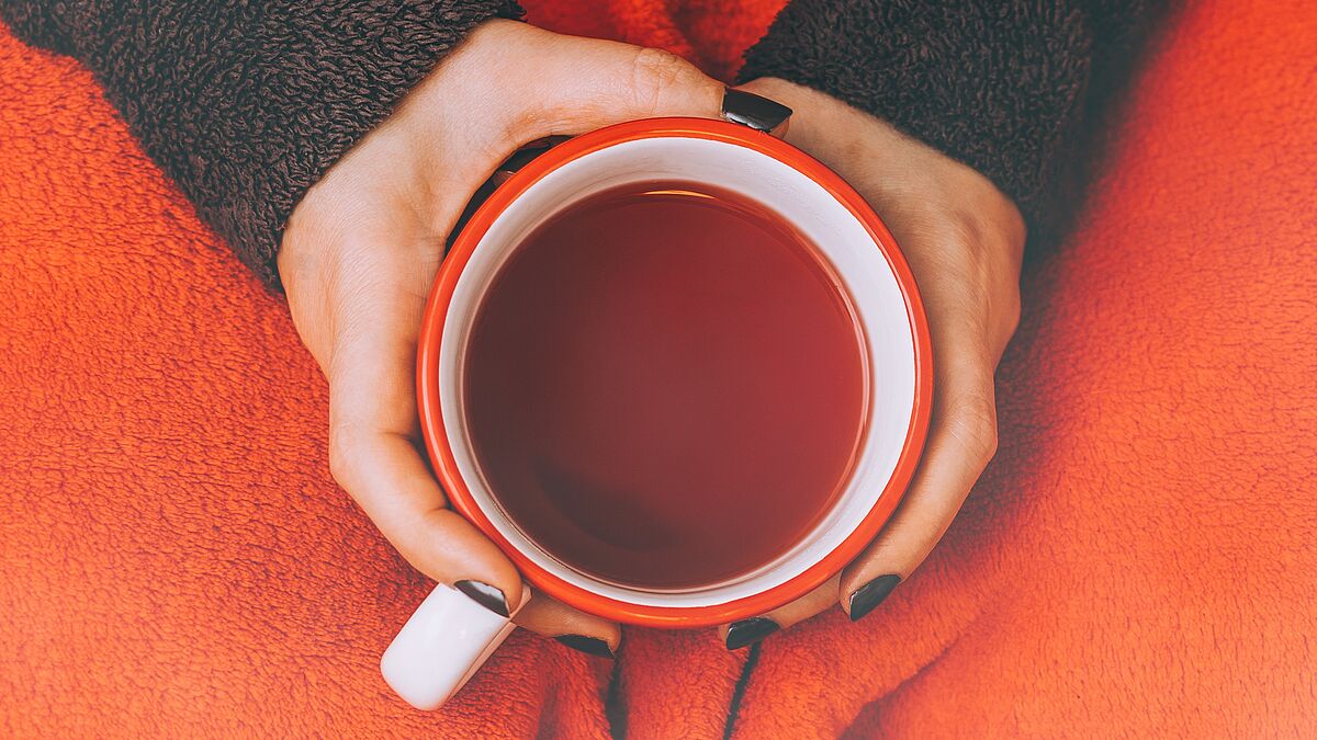 Heißer Tee und Begegnung: Wärmestuben, Wärmezeiten oder Wintercafés in Gemeinden sind Angebote in der kalten Jahreszeit.