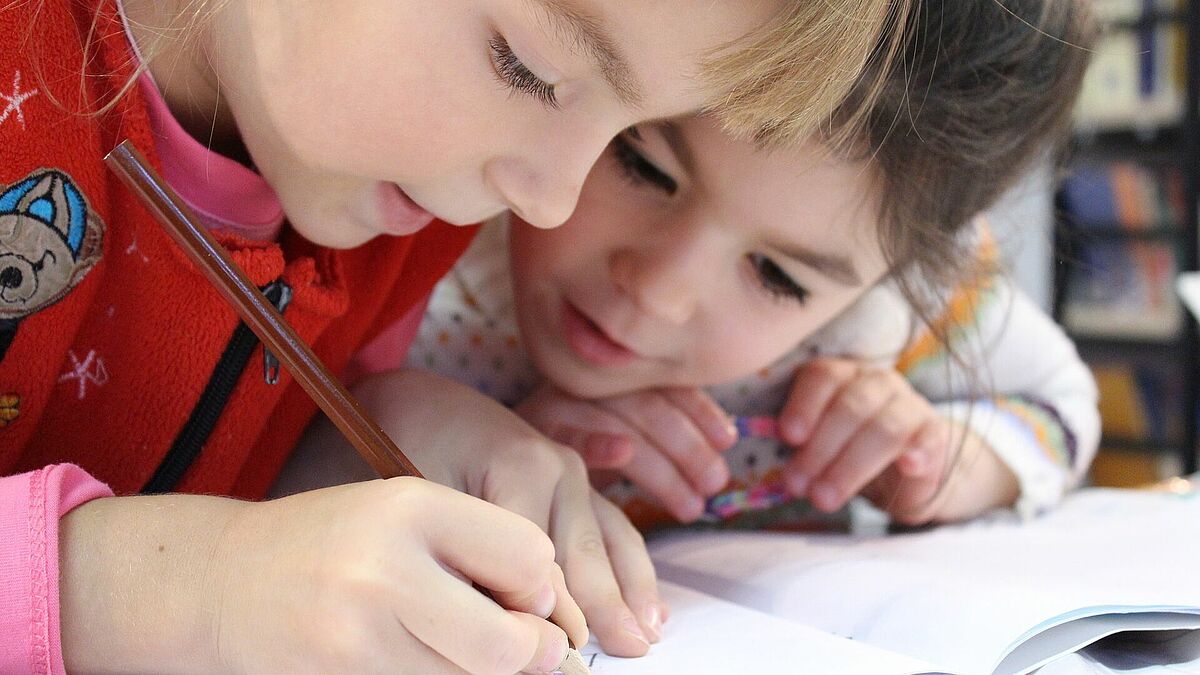 Schreiben, Lesen, Rechnen lernen - auf neue Schulkinder warten viele Aufgaben (Symbolbild)