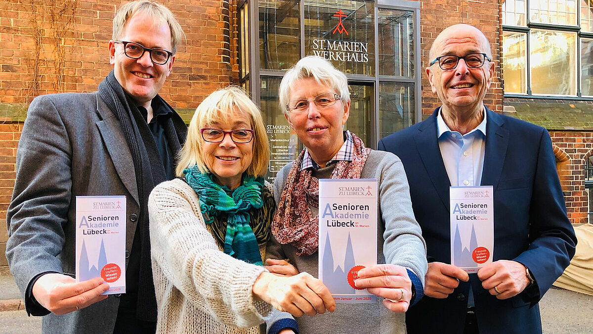 Pastor Robert Pfeifer, Annegret Barckhausen, Traute Eckermann und Karl-Heinz Stöcker sind stolz auf das neue Halbjahres-Programm der Seniorenakademie Lübeck. 

