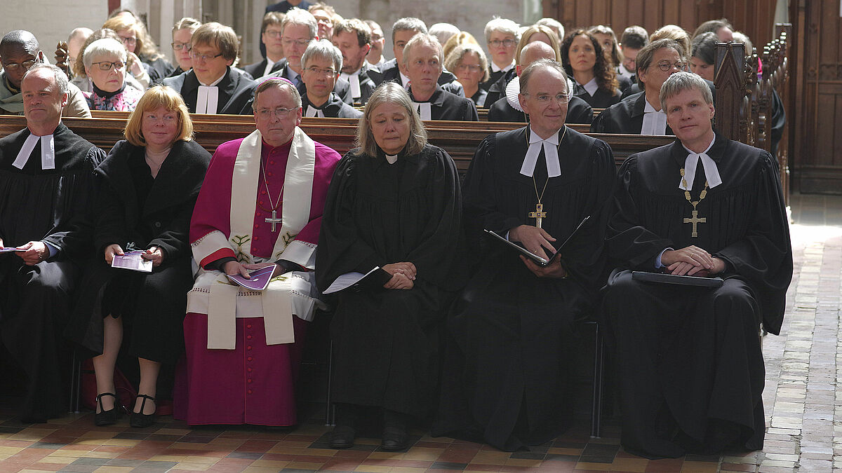 v.l. Bischof elect Tilman Jeremias, Lektorin Katharina von Fintel, Weihbischof Horst Eberlein, Dompredigerin Ariane Baier und Ralf Meister, leitender Bischof der VELKD und Landesbischof der Evangelisch-Lutherischen Landeskirche Hannovers sowie Bischof Dr. Andreas v. Maltzahn
