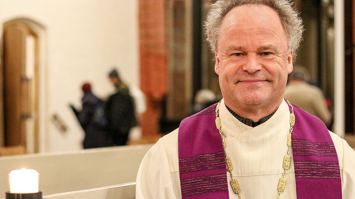 Bischof Tilman Jeremias in St. Marien in Greifswald nach der adventlichen Bläsermusik im Kerzenschein 