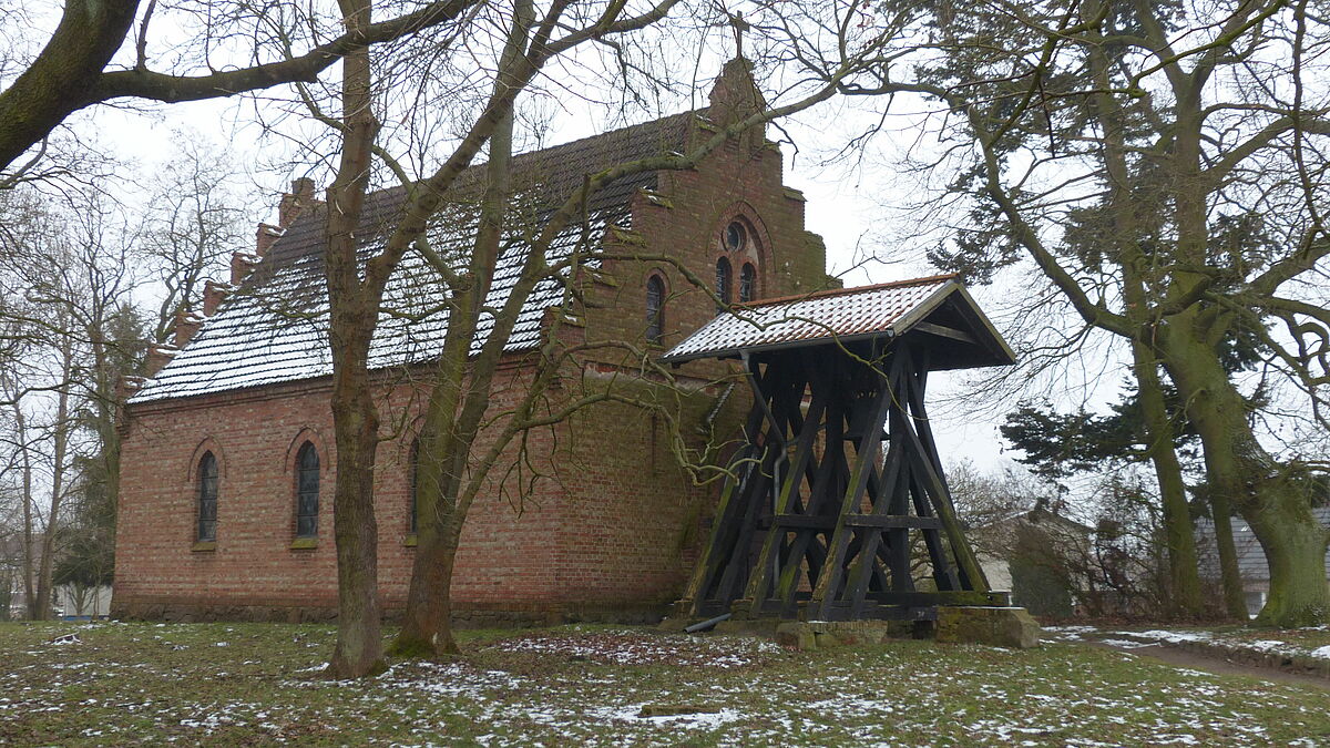 Die Dorfkirche in Lübs (Vorpommern): Ansicht mit Glockenstuhl von Nordwesten