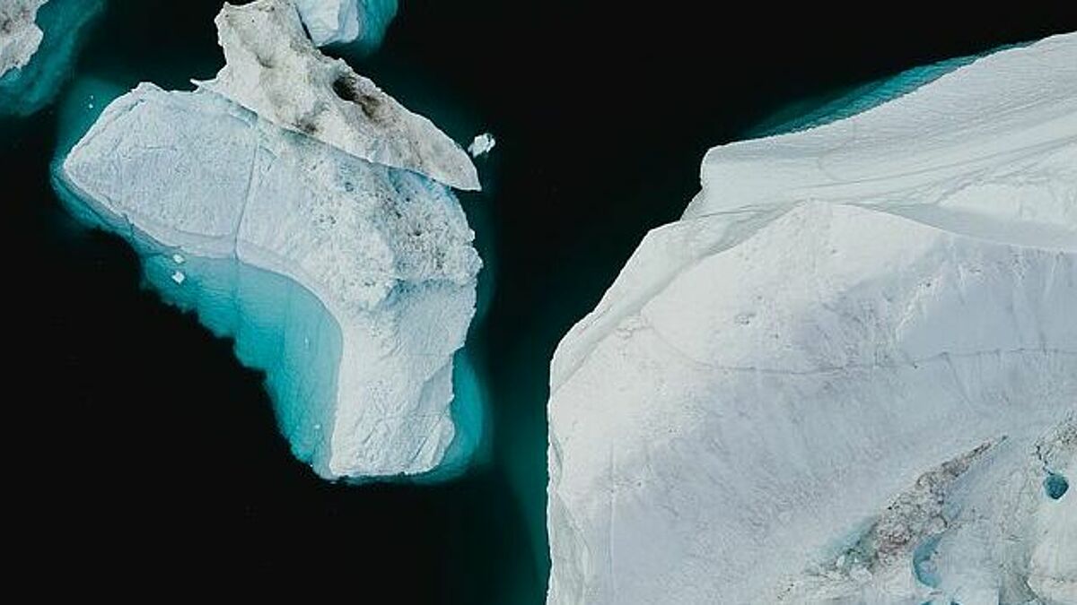 Der Klimawandel macht sich auch in der Arktis dramatisch bemerkbar: Das Eis schwindet jedes Jahr mehr. Hier ein Luftbild (Drone) von arktischen Eisbergen.