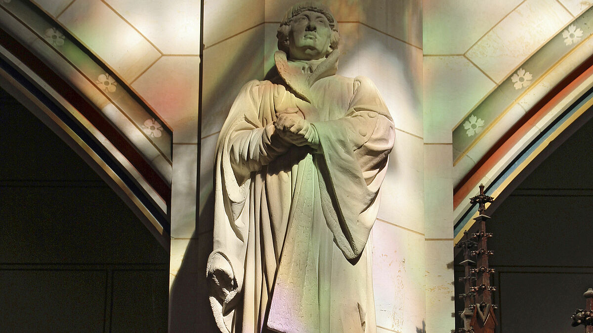 Statue des Reformators Johannes Bugenhagen (1485-1558) in der Schlosskirche der Lutherstadt Wittenberg. Johannes Bugenhagen, in Pommern geboren, gilt als Reformator des Nordens. Der Theologe hat die Schriften Luthers nicht nur gelesen und interpretiert, sondern als enger Freund das Gedankengut schließlich von Wittenberg in den Norden getragen.