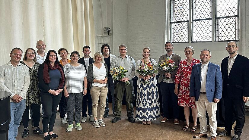 Tobias Conradi, Anne Kathrin Herrmann und Claus-Marcus Günther (Mitte mit Blumen) mit ihrem Team und den Unterstützern des schulkooperativen Projektes in MV. 