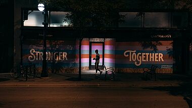 "Stronger together" - stärker zusammen - steht auf einem Schriftzug an einer Wand.