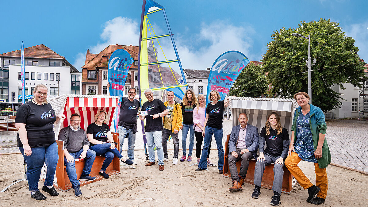 Sie freuen sich, dass es nun bald "Ahoi" heißt mitten in Ratzeburg! Vom Kirchenkreis Lübeck-Lauenburg: Tanja Derlin, Dr. Ulf Kassebaum, Anja Boettcher, Bernd K. Jacob, Propst Philip Graffam, Christian Klingbeil, Nina Hehn; Martina Schnack (Stadtmarketing Ratzeburg), Anja Nitz (Fundraising Kirchenkreis), Jürgen Hentschel (Stadtrat Ratzeburg), Leonore Georgi (Projektbüro) und Silke Meyer (Ev. Frauenwerk). 