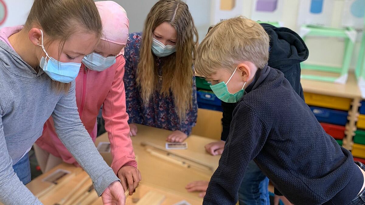 Team Tasten: Dana, Wencke, Sophie, Jarno und Momme machen sich fleißig ans Werk. 