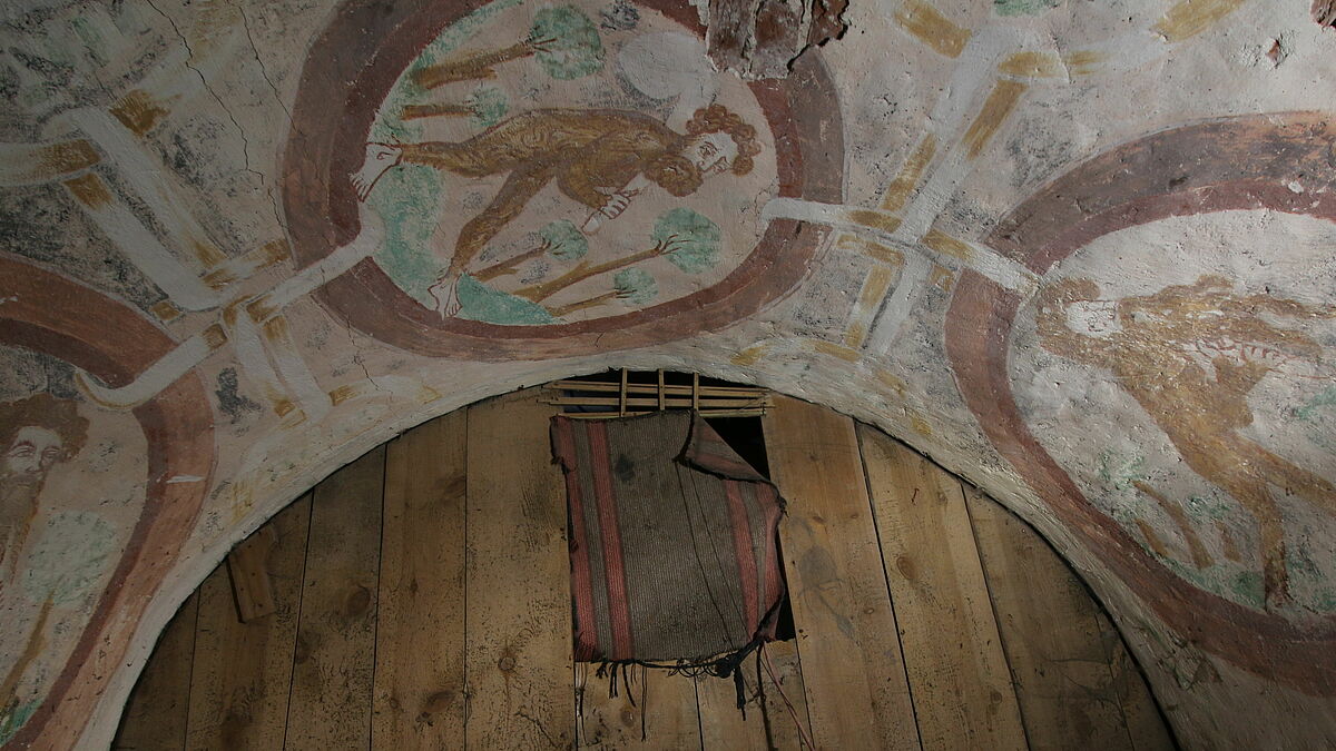 Die "wilden Männer" vor ihrer Restaurierung. Die Wandmalerei in der Kirche Kenz ist wahrscheinlich mehr als 600 Jahre alt.  