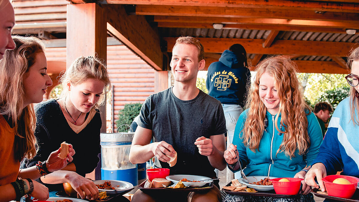 Zusammen beten, singen, essen, lachen: Das Taizé-Jugendtreffen eröffnet neue Wege zur Spiritualität. 2022/23 kommt es in die Region Rostock. 