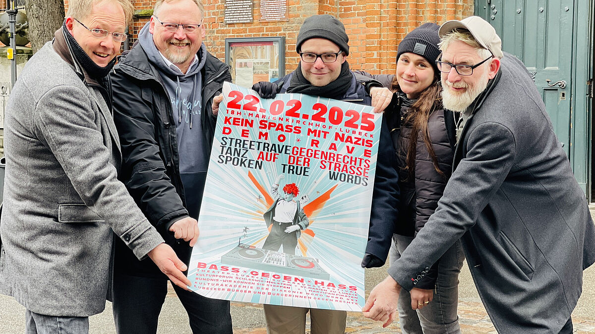 Pastor Robert Pfeifer, Peter Petereit vom Kulturforum Schleswig-Holstein, Schauspieldirektor Malte C. Lachmann, Catrin Mosler, freiberufliche Theaterschaffende und Roosty Schmerschneider (von links nach rechts) laden zum Streetrave für Vielfalt und Demokratie ein. 