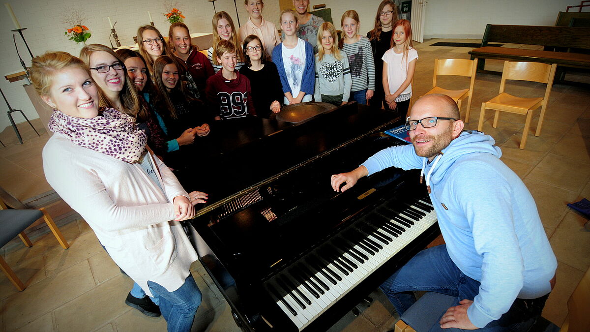 Jugendchor der Paul-Gerhardt-Gemeinde Lübeck mit Chorleiter Timo Schmidt