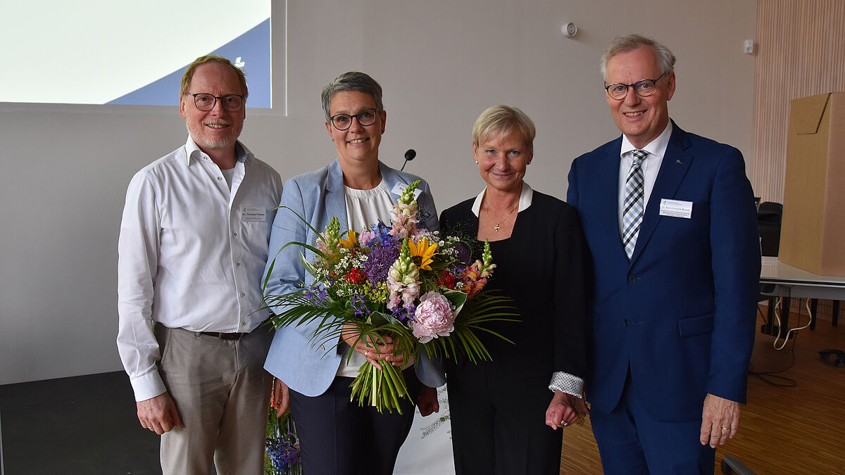 Pröpstin gewählt, v.l.: Synodenpräses Dr. Thomas Flower, Pastorin Anja Botta, Bischöfin
Kirsten Fehrs, Propst Dr. Karl-Heinrich Melzer. 