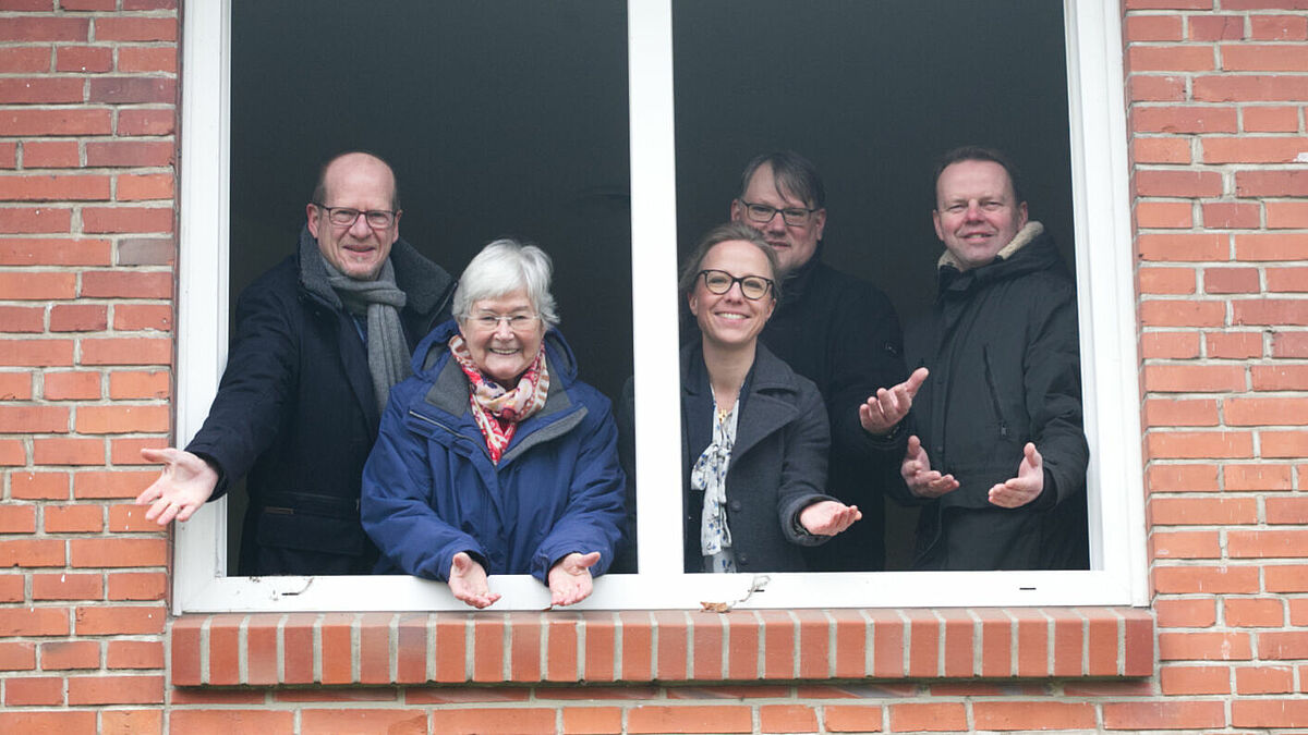 Sie stehen 2021 bereit, um in leerstehenden Räumen des Christian Jensen Kollegs in Breklum Geflüchtete aufzunehmen: Volker Schümann (v.l., Diakonisches Werk Husum), Sieglinde von Hoerschelmann (Kirchengemeinde Breklum), die heutige Bischöfin Nora Steen, Matthias Tolsdorf (Zentrum für Mission und Ökumene), Stefan Schütt (Christian Jensen Kolleg).