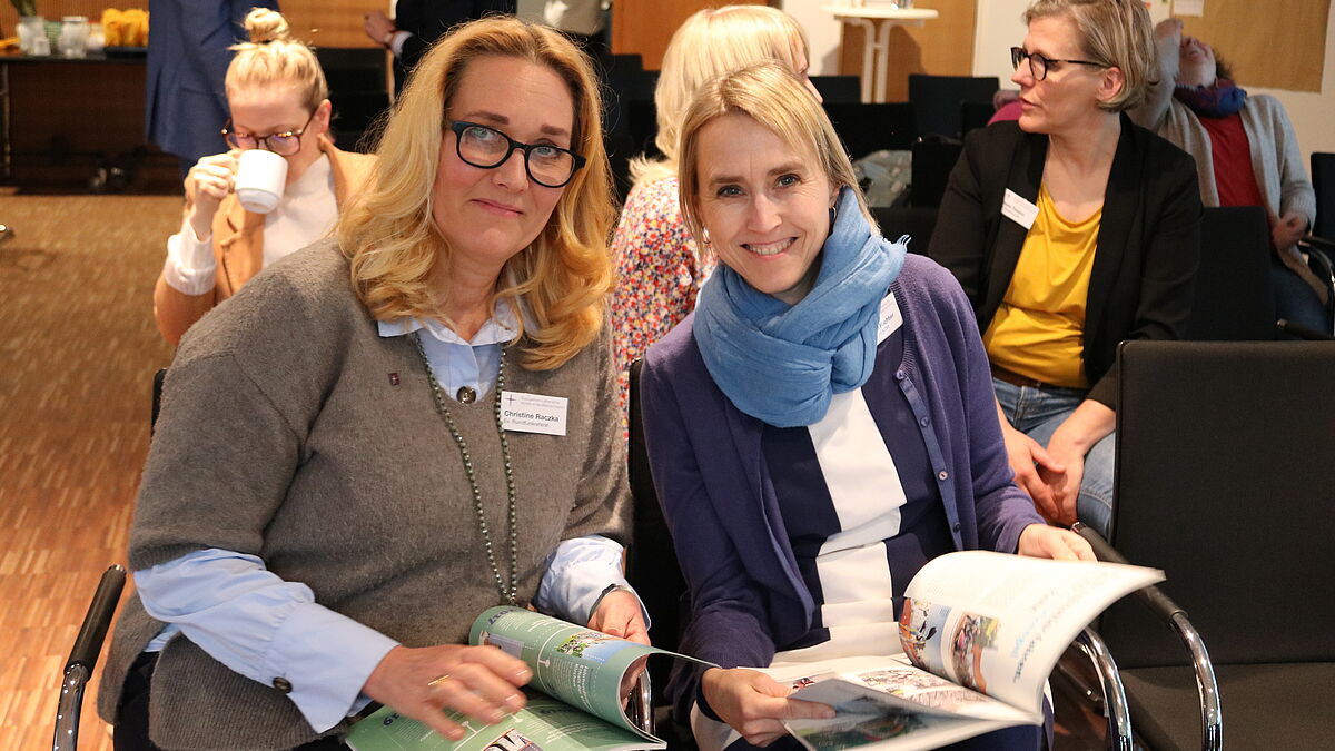 Der neue Jahresbericht der Nordkirche wurde auf der Konferenz Öffentlichkeitsarbeit von Christine Raczka (li.) und Susanne Richter (re.) von der Evangelische Radiokirche im NDR studiert.