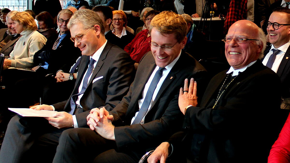 Gute Stimmung bei der Einweihung des Landeskirchenamtes auch bei (v.l.) LKA-Präsident Prof. Dr. Peter Unruh, Ministerpräsident Daniel Günther und Landesbischof Gerhard Ulrich