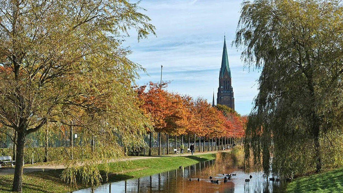 Im Schleswiger Dom wird es am Sonntag einen Ökumenischen Gottesdienst zum Landesgeburtstag geben. Anschließend können Kinder und Erwachsene 75 Jahre Schleswig-Holstein mit vielen Mitmachen-Aktionen auf der Schlossinsel feiern. 