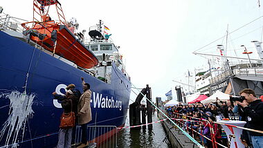 Afrikanische Vertreter von drei Netzwerk-Organisationen bei der Taufzeremonie der Sea-Watch 5, dem Rettungsschiff zur Seenotrettung, das  derzeit an der Überseebrücke im Hamburger Hafen liegt.