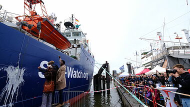 Afrikanische Vertreter von drei Netzwerk-Organisationen bei der Taufzeremonie der Sea-Watch 5, dem Rettungsschiff zur Seenotrettung, das  derzeit an der Überseebrücke im Hamburger Hafen liegt.