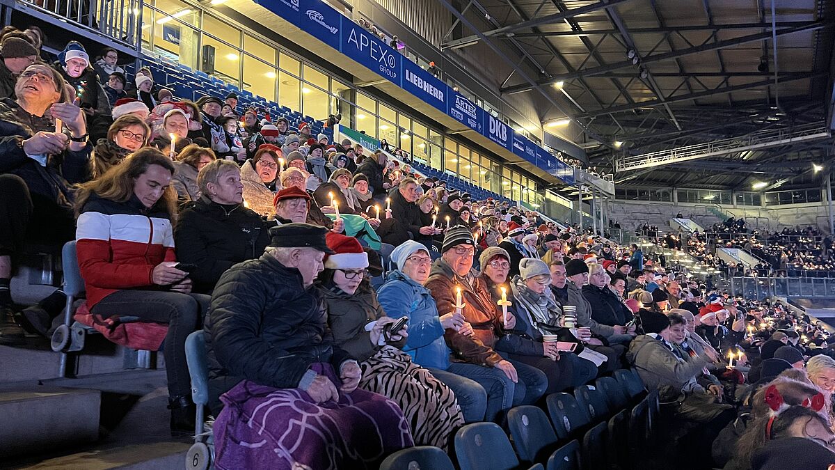 Tolle Stimmung beim Weihnachtssingen im Ostseestadion. 