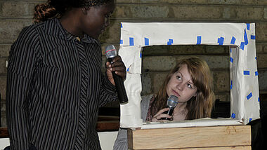 Emma Atieno und Beate Martensen spielen eine Szene aus der deutschen Botschaft nach. (c) Kirchengemeinde, Thorsten Pachnicke