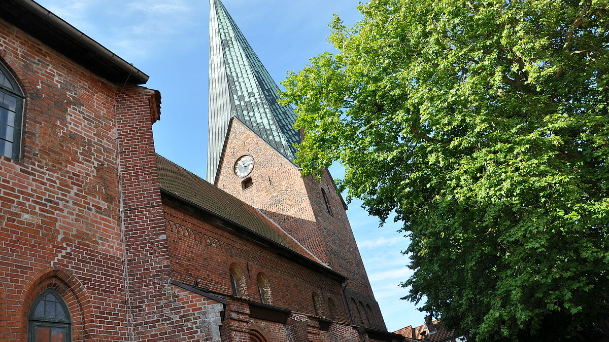 In der Eutiner St. Michaelis-Kirche stellen sich die beiden Kandidatinnen vor.