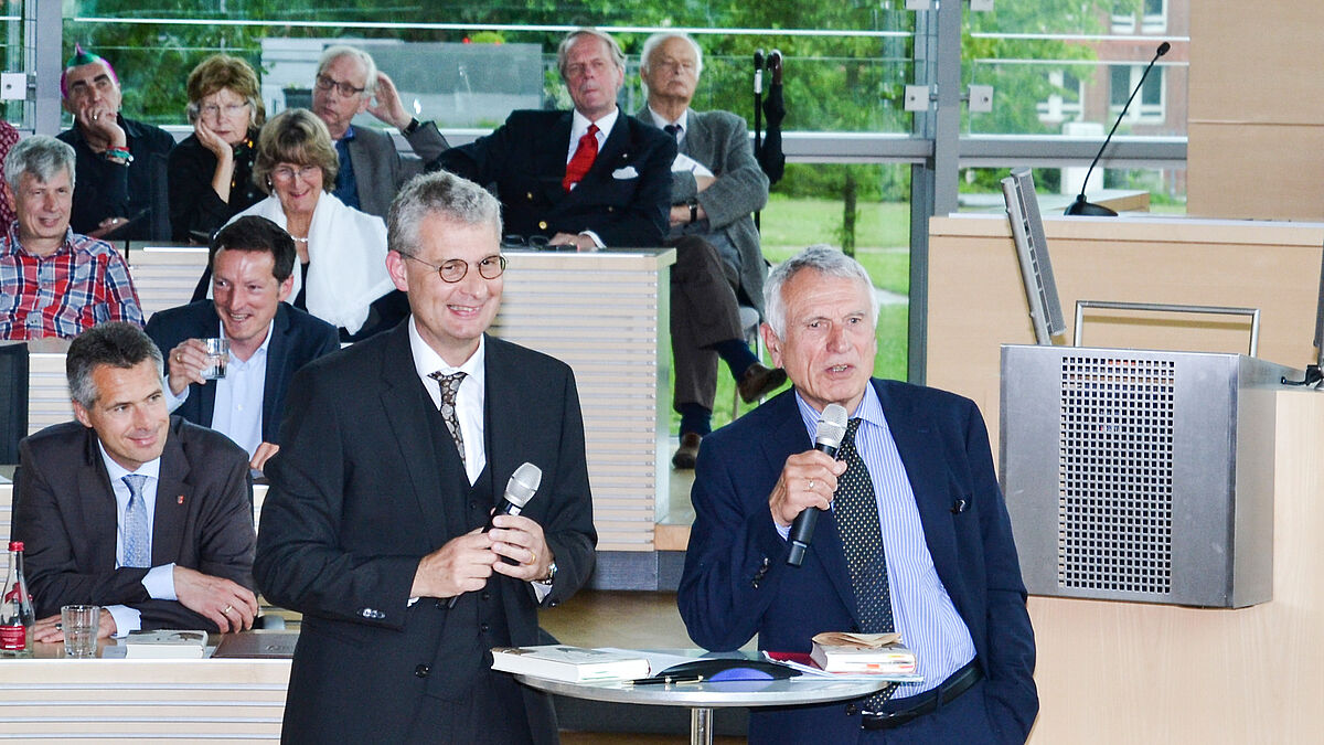 Prof. Dr. Peter Unruh (l.) diskutierte mit Prof. Dr. Heinz Schilling im Plenarsaal des schleswig-holsteinischen Landtags unter anderem über Luther.