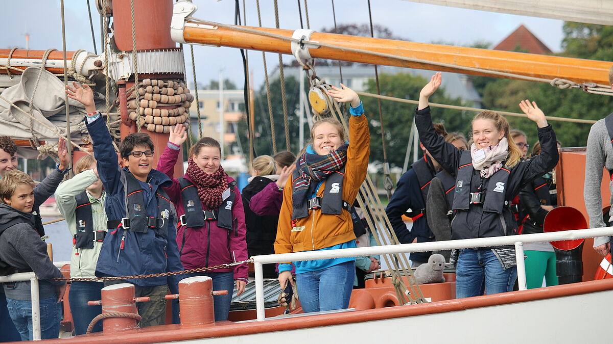 Noch einmal winken: Jugendliche stechen in See beim KlimaSail.