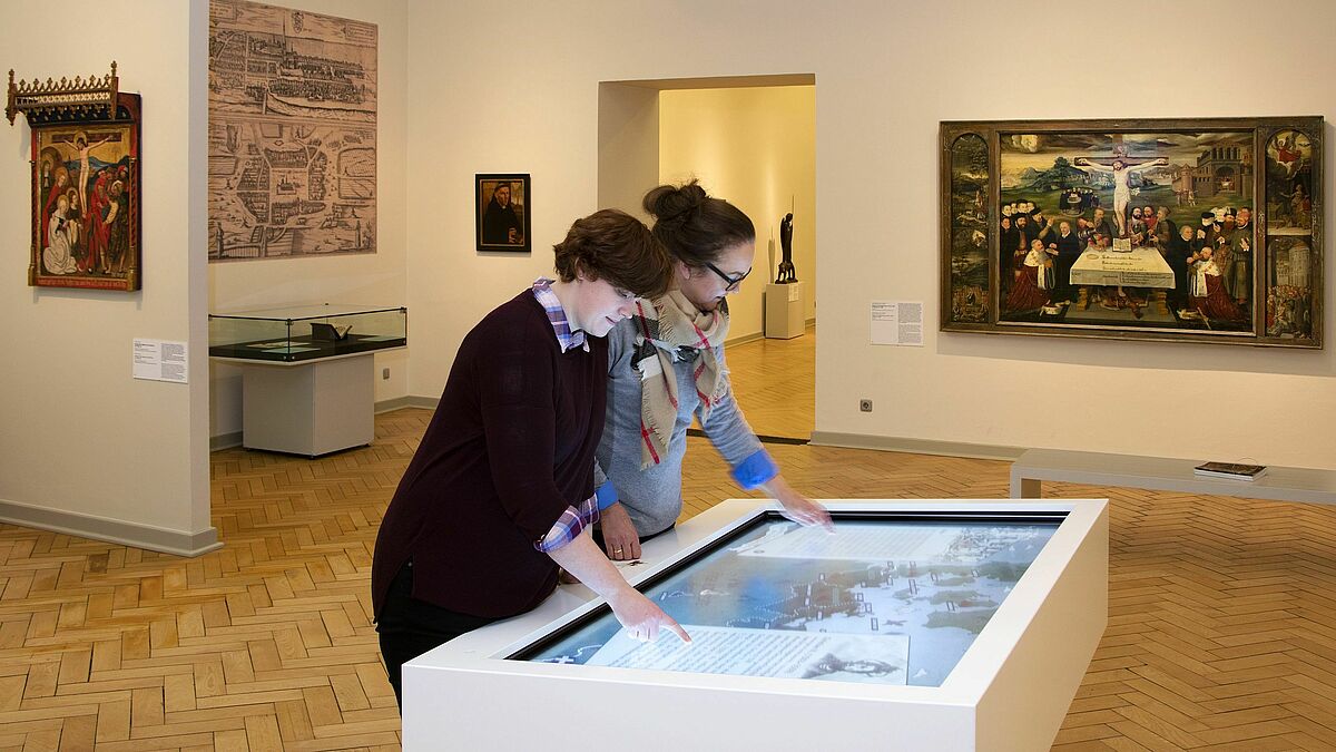 In der Ausstellung "Luthers Norden" konnten die Besucher auch an Medientischen Hintergründiges über die Reformation erfahren.