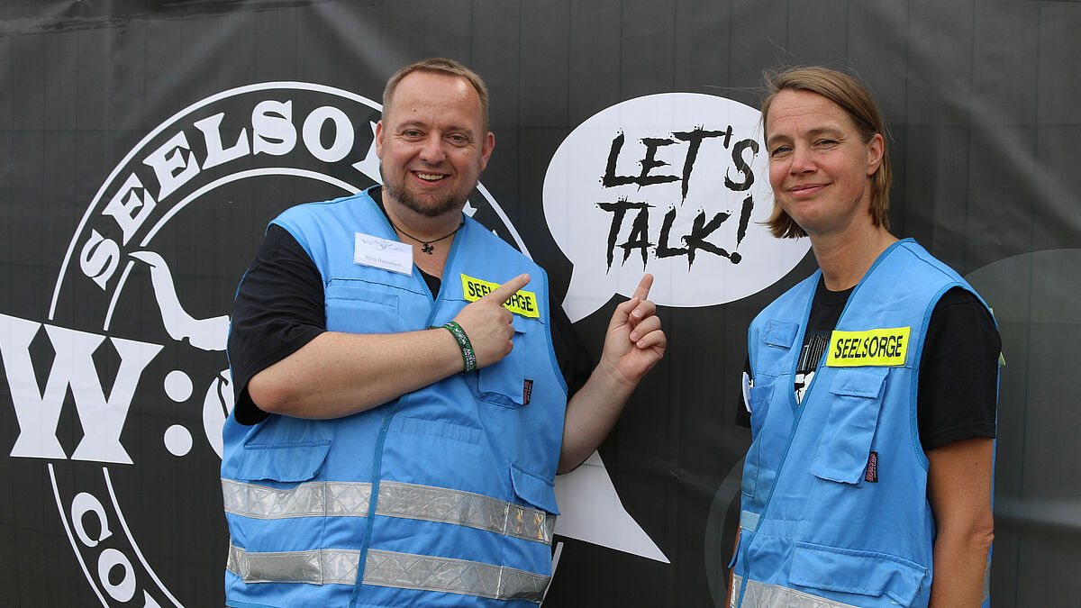 Landesjugendpastorin Annika Woydack mit Björn Hattenbach vor dem Seelsorgezelt beim Wacken Open Air 2019