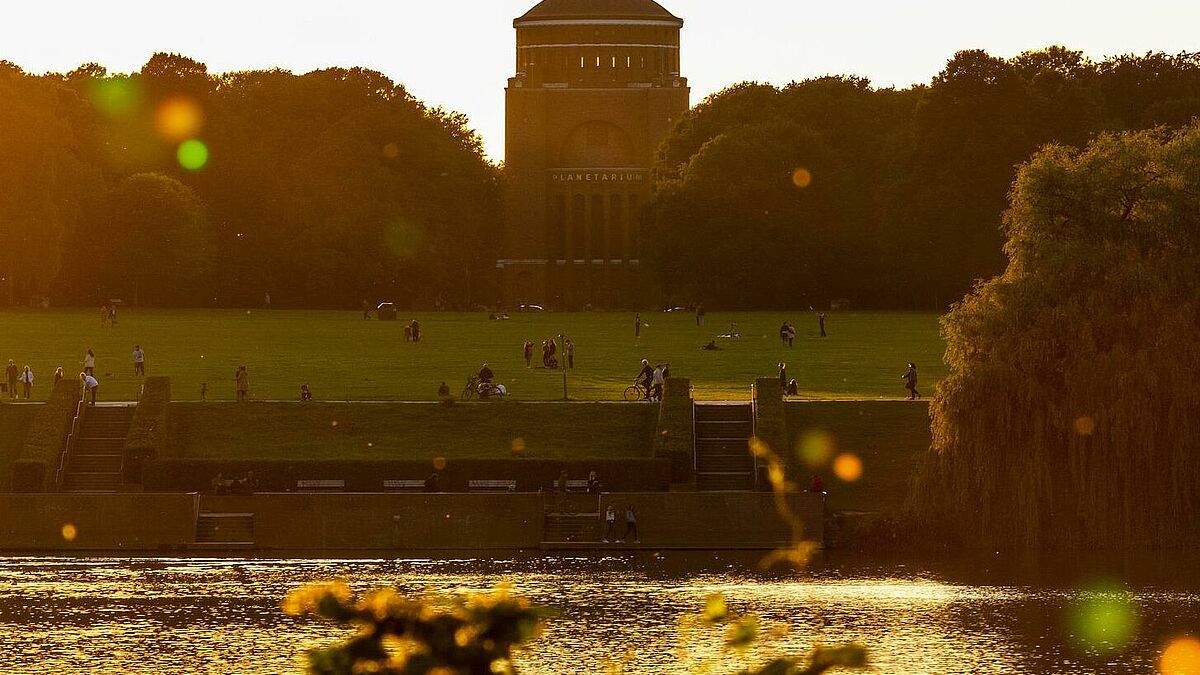 Für den Segen in einem ganz besonderem Ambiente: St. Moment feiert einen Midsommer-Gottesdienst im Stadtpark. Wer möchte, kann sich dabei im Naturfreibad taufen lassen. 